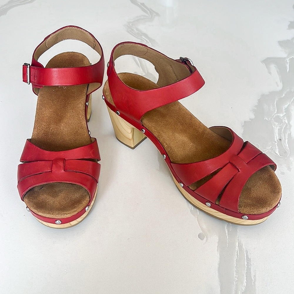 Clark’s Red Ledella Trail Sandals Studded Clog Womens Sz 7